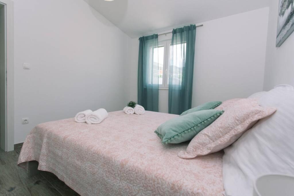 Lodge Jomi Kaštel Novi Exteriör bild