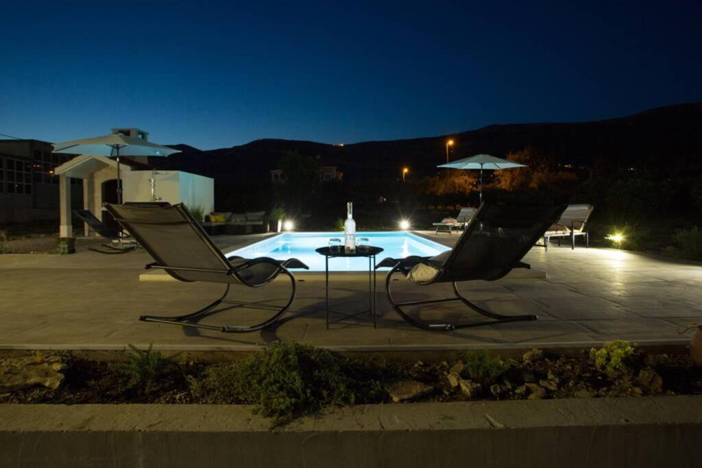Lodge Jomi Kaštel Novi Exteriör bild
