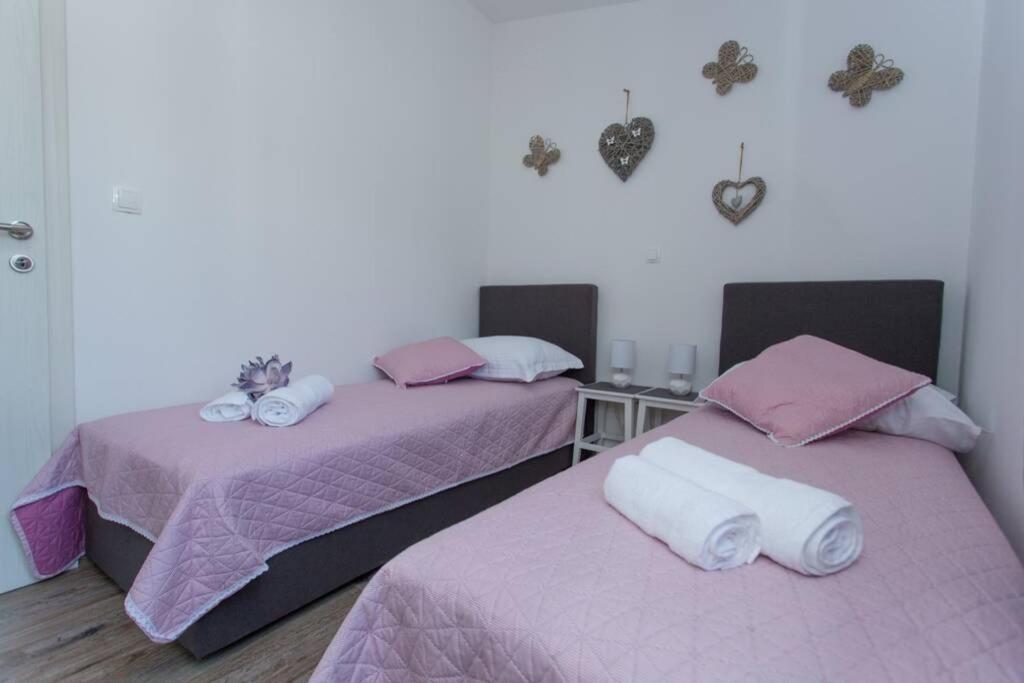 Lodge Jomi Kaštel Novi Exteriör bild