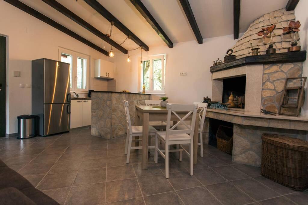 Lodge Jomi Kaštel Novi Exteriör bild