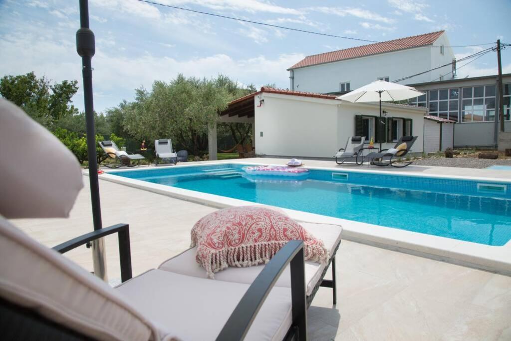 Lodge Jomi Kaštel Novi Exteriör bild
