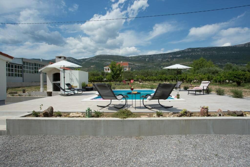 Lodge Jomi Kaštel Novi Exteriör bild
