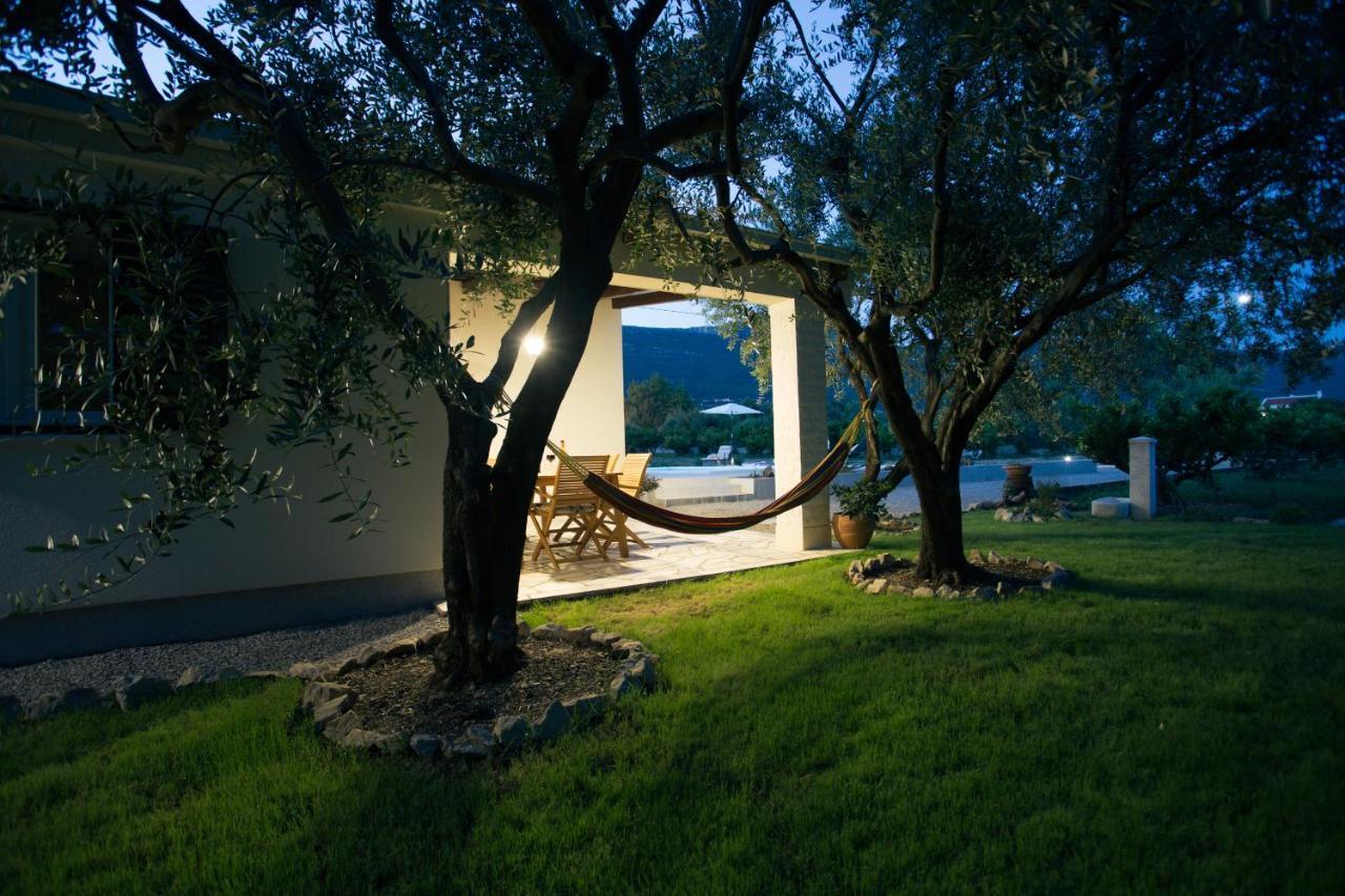 Lodge Jomi Kaštel Novi Exteriör bild